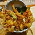 天ぷらでフタが閉まらない壮観なボリュームの天丼！「天丼まきの 京都寺町店」