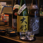 先斗町で日本酒の飲み比べを！カラオケも楽しめる！真っ黒な京町家造りのバー「酒BAR」