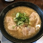 鶏と豚骨の旨味と甘味がたっぷり！濃厚ラーメン好きにオススメ！紫野の「麺や笑門」