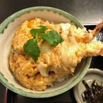 海老がはみ出す名物の天とじ丼は必食！優しいお出汁が美味しい「そば処　たくみや」