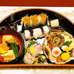 彩り豊かな京料理がぎっしり詰まった華やかなお弁当を美しい設えのお座敷で「たん熊北店 本店」