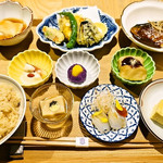 フォトジェニックな彩り鮮やかなおばんざいが並んだランチが大人気！！☆居様(IZAMA）☆