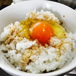 濃厚な黄身の玉子かけごはんが絶品！おかずもボリューム満点「なかま」