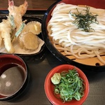 うどんの量は最大３玉まで無料で選べます！「手打ちうどん 得得 伏見下鳥羽店」