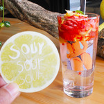 裏寺＊フレッシュフルーツたっぷりなサワーがおいしい！その名も「sour（サワー）」【立ち呑み】