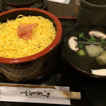 錦糸卵の下にはネタがたっぷりの特製ちらし寿司「すし処 城熊」＠壬生寺裏の巻っす