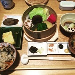 野菜のプロが手がける京都八百屋スーパー内の絶品ランチ！オフィスビル屋上農場の採れたて野菜も！！八百一本館 「きょうのおかず 」【烏丸御池】