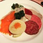 【京都祗園】加藤登紀子ライブを楽しみながらロシア料理に舌鼓！鴨川も見える眺めのいいレストラン「キエフ」