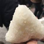 【錦市場】食べ歩きのお供に"特製おむすび" はいかがですか？「京都 錦 中央米穀」