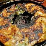 肉感の強い鉄鍋ぎょうざとお酒の中華バル！三条木屋町の好立地「GYOZA BAR 杏っ子」
