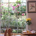 京都屈指のローズカフェ・嵐山「La Vie en Rose（ラビアンローズ）」今が見頃ですよ【季節の花】