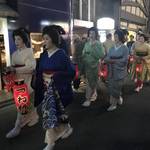 篠笛の音と美しい芸舞妓さんが祇園東エリアを練り歩きます「観亀稲荷神社 宵宮祭」