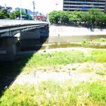 【京都珍風景】サイコ的なおまじない？鴨川に突如現れた謎のモアイ像？？【京阪七条駅スグ】