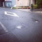【京都珍百景】そろそろ日本三大祭・祇園祭準備！アスファルト道路に埋め込まれた謎の四角石？【四条烏丸】
