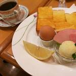 【京都モーニング】世界有名ブランドのカップ約300種類から好みをチョイス！アットホームな和みカフェ「カフェ・ル・ヴァン・クレール」【平野神社周辺】