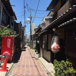 【京都遺構めぐり】かつては貴族の邸宅が並ぶ平安京の大路！今では極狭の幻の商店街が残る「六条通商店街」