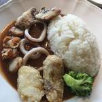 京都大学内「カンフォーラ」京大総長カレーの新生★どっぷり魚介のブルーシーフードカレーが仲間入り！