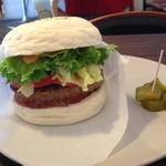 【東山観光の名物?!】こだわりの真っ白グルメバーガー「スマイルバーガー」