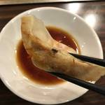 ※閉店　目の前の鉄板で焼く名物餃子が旨い！中央市場近く「ラッキー餃子センター」