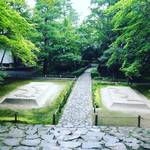 【京都鹿ヶ谷】文豪・谷崎潤一郎が眠る墓もあり☆凛とした緑に包まれた白砂壇は夏の装い「法然院」
