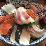 舟屋の街 伊根町で絶品の海鮮丼を！定食も美味い！「油屋」【海の京都】