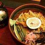 【京都大徳寺スグ】超ローカルメニュー『胡麻酢そば』一択！新大宮商店街の地元民御用達蕎麦屋「そば鶴」