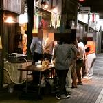 【ディープ京都酒場】営業の格安立ち飲みパラダイス！商店街のかしわ屋さんの絶品鶏料理「堀川鳥岩」