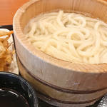 毎月１日は自慢の釜揚げうどんが半額！職人の手打ちうどんが美味い「丸亀製麺 」