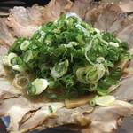 インパクト大の花びらチャーシューメン！京大生を魅了してやまない人気店「中華そば たく味」