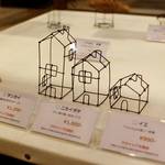 ワイヤーオブジェが手づくり市で人気「マチャップ文具店」カフェ「polyphony（ポリフォニー）」で作品展開催中【10/28まで】