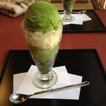白川をのぞむ祇園の有名甘味処｜はんなり気分で抹茶パフェ★ ぎをん小森【祇園白川】