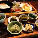 【京都ランチめぐり】予約必須！人気すぎる滋味あふれる一汁十菜のおばんざい2段弁当☆「出町ろろろ」【出町柳】