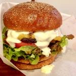 バーガーlover必食の絶品グルメバーガー、ダイナミックにかぶりつけ！アロハナカフェ【荒神口カフェ】