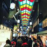 【京都市場ぶらり】400年の歴史ある京の台所であれこれ手軽に食べ歩き！そぞろ歩きもまた楽しい☆「錦市場商店街」