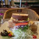 そびえたつフワフワ卵サンド＊FOODIES CAFE NIFTY （フーデーズカフェ ニフティ）【京都国際会館】