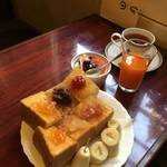 《京の朝食の新定番》売り切れごめんの百花繚乱トースト「喫茶回廊（かいろう）」【新京極】