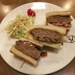 京都の絶品サンドウィッチ｜肉汁したたるグルメハンバーグサンド★タナカコーヒ河原町店