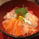 京都の有名店ご用達の魚屋で美味い海鮮丼を！夜は立ち飲みも！府庁前の「魚菊（うおきく）」