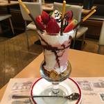 京都フォトジェニックスイーツ｜年中いちご三昧、ジャンボいちごパフェ 「STAR（スター）」【新京極】