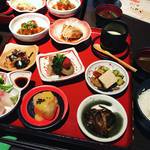 【京都ランチめぐり】9種のおばんざいにかまど炊きご飯付で980円！京町家でゆるりとランチ「みます屋 おくどはん」