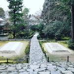 【京都寺めぐり】文豪・谷崎潤一郎も愛したひっそり感！薄霜残る1月終盤の白砂壇☆鹿ケ谷「法然院」