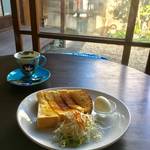 美しい京焼きカップとコーヒー｜ほっこり微睡みの町家モーニング「喫茶シララ」【西大路三条】