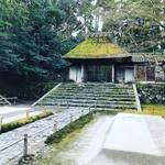 【京都寺めぐり】季節の絵柄が名物の白砂壇は早春の風景！椿も艶やか☆鹿ケ谷「法然院」