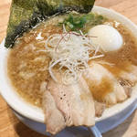 祇園での〆ラーメンと言えばココ！背脂たっぷり「ミヤタヌードル」【花見小路】