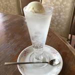 祇園のランドマーク『レストラン菊水』でクリアなホワイトクリームソーダを【祇園】