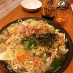 京都懐かしの巨大皿うどんとカオス空間！割り箸ビール栓抜きの伝統技健在☆「地球屋」【四条河原町】