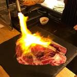 外国人をかき分けぜひ来店してほしい「肉バル銀次郎」炎の魔術師による炙り肉寿司【 先斗町】