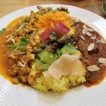 お惣菜てんこ盛り系のスパイスカレー「つなぐ食堂」【四条河原町】