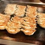 ※閉店　熱々鉄板焼きの臨場感！両面焼きのカリカリ食感！！中央卸売市場スグ「ラッキー餃子センター」