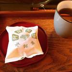 【京都和菓子めぐり】下鴨神社スグの朝から客が殺到する老舗！作りたてイートインも☆「阿闍梨餅本舗 満月」